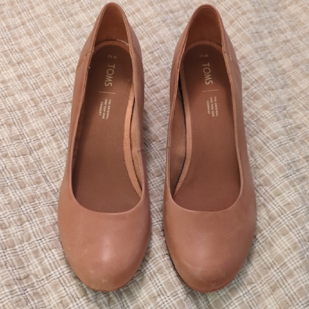 Tom's Tan Leather Wooden Heel, size 12